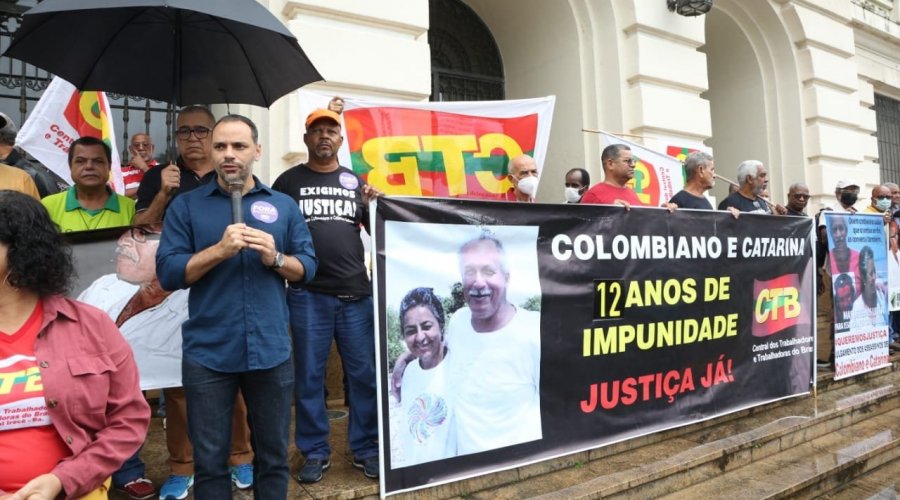 [Ato pede justiça pela morte de Colombiano e Catarina]